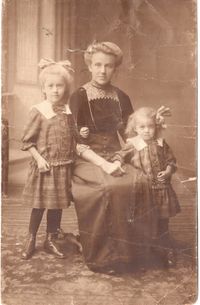 8764 - (F0595) - Portr&auml;tfoto Mutter mit 2 Kindern