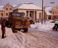 0862 - (xxxx) Winter 1969-Firma Alpen f&auml;hrt den Schnee zum Hafen ab. Markt