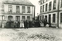 10351 - (0001) Warteschlange vor B&auml;ckerei Hein Am Markt im 1. Weltkrieg, Foto H.F. Meyer