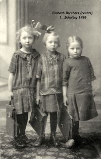 1901 - Elisbeth Borchers (rechts) 1. Schultag 1926