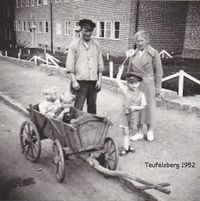 0580 - (0189) Oma und Opa Tieben Teufelsberg in Neustadt , Elke und Joachim im Wagen 1952 Teufelsberg