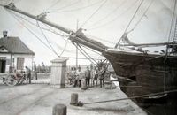 0916 - (0189) Opa Maas -in der Mitte der 5er Gruppe hinter dem Poller-Br&uuml;cke Neustadt vor 1939