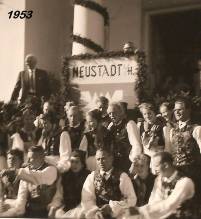 0511 - Trachtenwoche 1953 Rathaustreppe