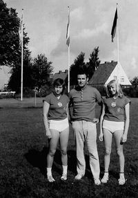 10392 - (0206) - TSV Sch&uuml;lerverb&auml;ndekampf am 01.09.1973 in Heikendorf &ndash; v.l. Gabriela Motz, Trainer Harry Bertelson, Barbara Oberbeck_1